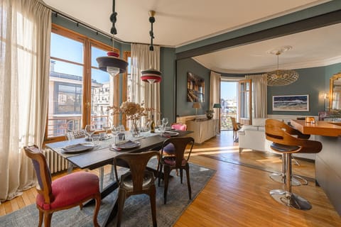 Seating area, Dining area