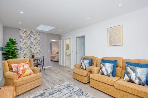 Spacious Town Centre Apartment Sleeps 3 Ideal for Hinkley Point & Long Stays Hosted By Hinkley Homes Apartment in Bridgwater