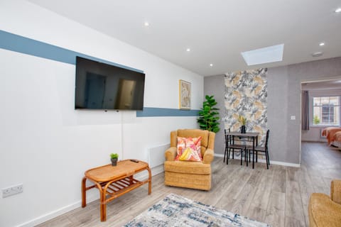 Spacious Town Centre Apartment Sleeps 3 Ideal for Hinkley Point & Long Stays Hosted By Hinkley Homes Apartment in Bridgwater