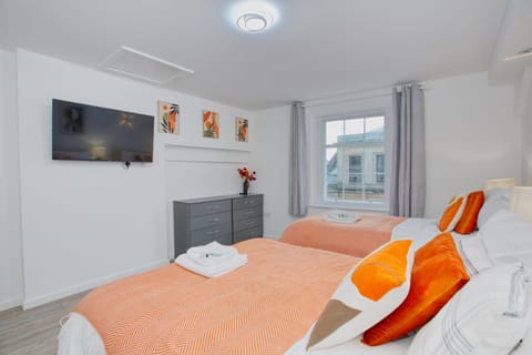 Spacious Town Centre Apartment Sleeps 3 Ideal for Hinkley Point & Long Stays Hosted By Hinkley Homes Apartment in Bridgwater