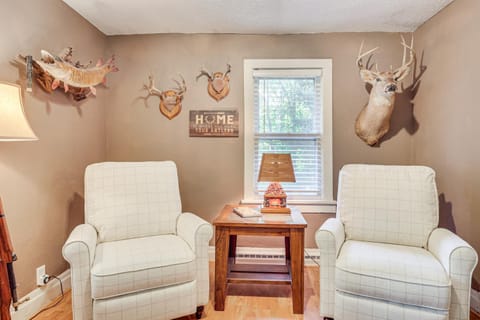 Hillside Home on 5 Wooded Acres in Wakefield! House in Wisconsin