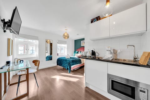 Bed, TV and multimedia, Coffee/tea facilities, Kitchen or kitchenette, Seating area, Dining area, Bedroom, oven, stove, toaster