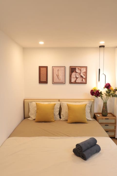 Bed, Bedroom, towels