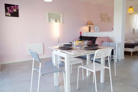 Seating area, Dining area