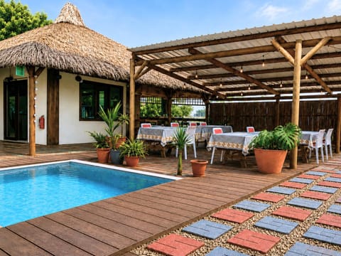 Restaurant/places to eat, Swimming pool, Swimming pool, Breakfast