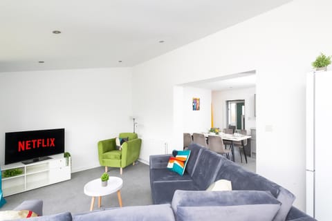 Communal lounge/ TV room, TV and multimedia, Living room, Seating area, Evening entertainment