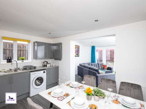 Kitchen or kitchenette, Living room, Food and drinks, Seating area, Dining area, Food, oven, stove, washing machine