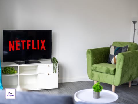 Communal lounge/ TV room, TV and multimedia, Living room, Seating area, Evening entertainment, Text overlay