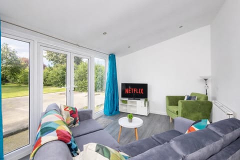 Patio, Communal lounge/ TV room, Garden, TV and multimedia, Living room, Seating area, Evening entertainment, Garden view