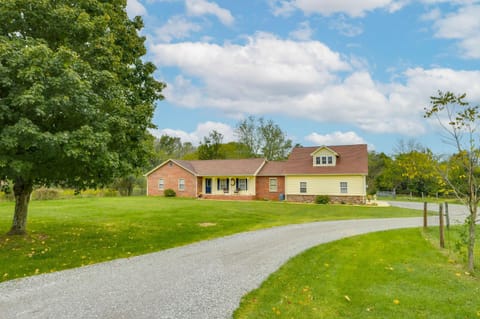 Large Yard and Basketball Hoop Murfreesboro Home! House in Tennessee