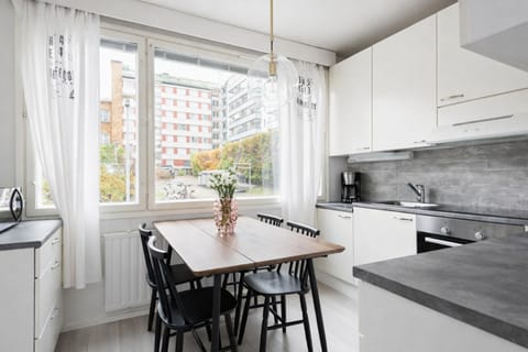 Coffee/tea facilities, Kitchen or kitchenette, Dining area, microwave, oven, stove, kitchen, kitchen