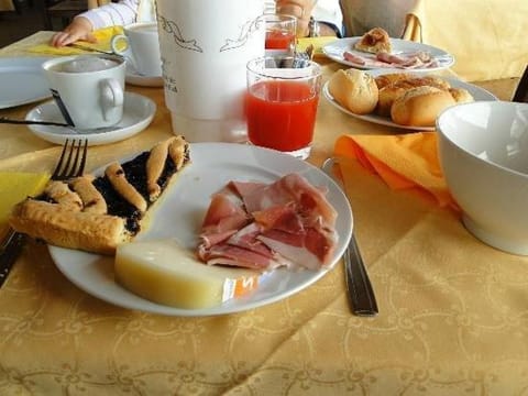 Food and drinks, Food, Breakfast, Continental breakfast