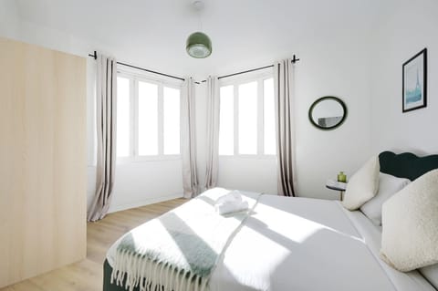 Photo of the whole room, Bedroom