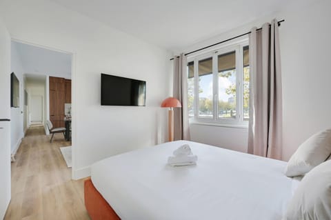 Photo of the whole room, Bedroom