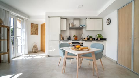 Kitchen or kitchenette, Living room, Seating area, Dining area, oven, pet friendly, stove