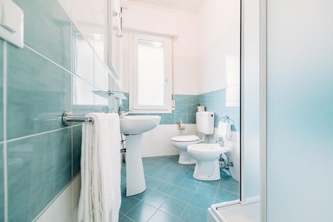 Toilet, Day, Bathroom, On site