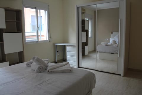 Bed, Photo of the whole room, Bedroom, internet, wardrobe