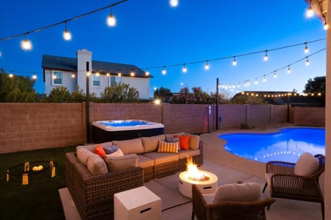 Glendale Nights - Pool Hot Tub Put Put Foosball House in Glendale