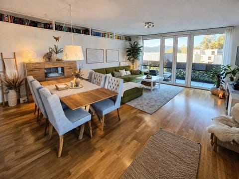Kitchen or kitchenette, Living room, Seating area, Dining area
