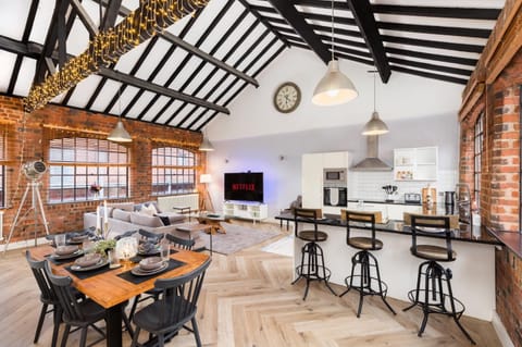 TV and multimedia, Living room, Food and drinks, Seating area, Dining area, Food, Drinks