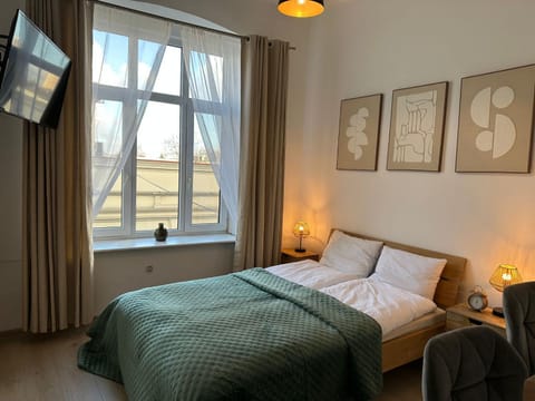 Bed, TV and multimedia, Photo of the whole room, Bedroom
