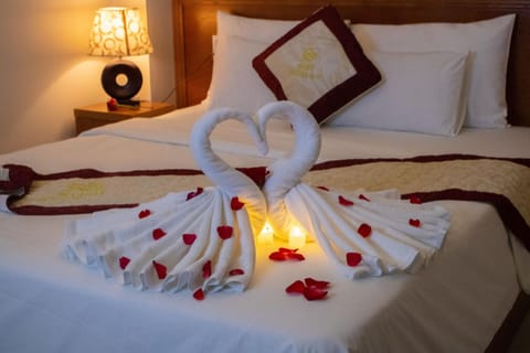 Bed, Bedroom, towels