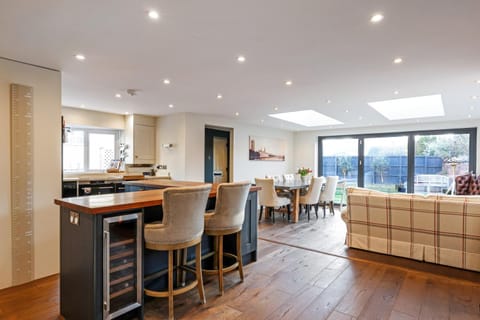 Kitchen or kitchenette, Seating area
