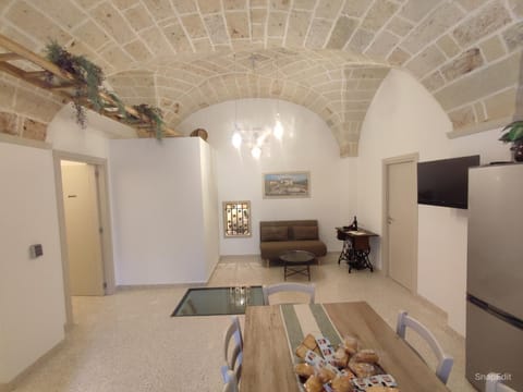 TV and multimedia, Kitchen or kitchenette, Living room, Seating area, Dining area, furniture