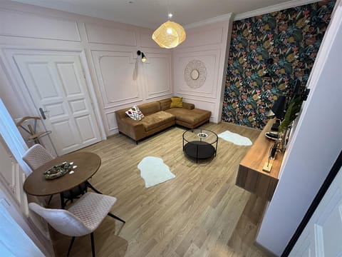 Bed, Living room, Photo of the whole room, Seating area