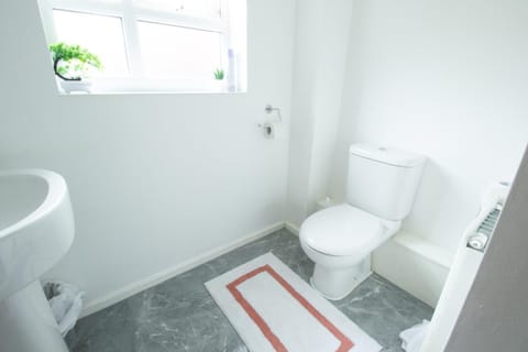 Close to City Centre 3-Bed Townhouse, Sleeps 7, Free Parking, Great Transport Links Apartment in Salford