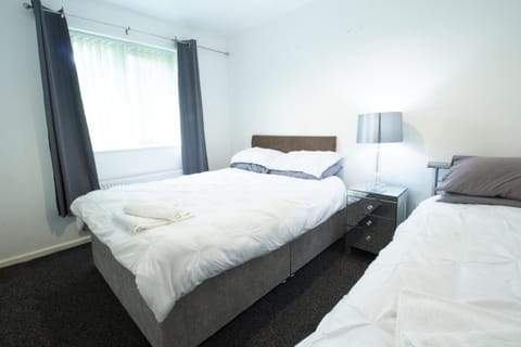 Close to City Centre 3-Bed Townhouse, Sleeps 7, Free Parking, Great Transport Links Apartment in Salford