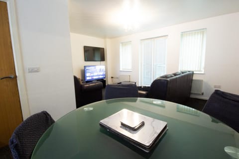 Close to City Centre 3-Bed Townhouse, Sleeps 7, Free Parking, Great Transport Links Apartment in Salford