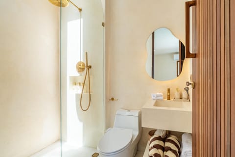 Shower, Toilet, Bathroom, towels