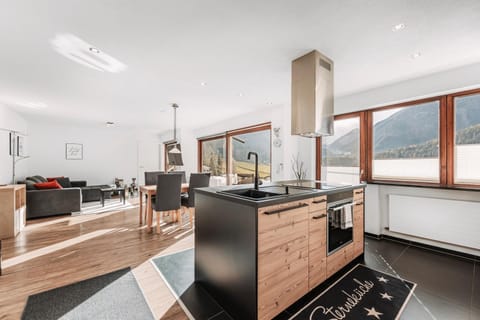 Kitchen or kitchenette, Living room, Seating area, Dining area, oven