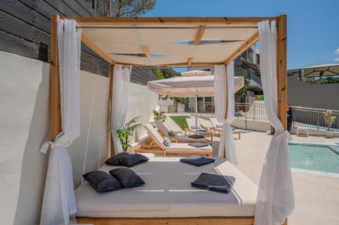 Swimming pool, sunbed, towels