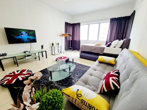 Bed, TV and multimedia, Living room, Photo of the whole room, Seating area