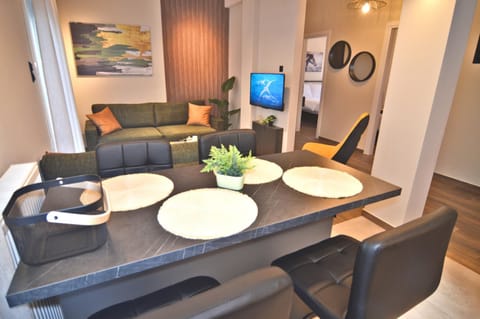 TV and multimedia, Living room, Seating area, Dining area