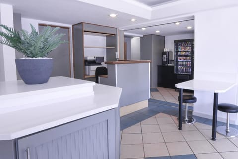 Lobby or reception, Seating area, vending machine