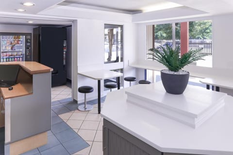 Lobby or reception, Seating area, vending machine