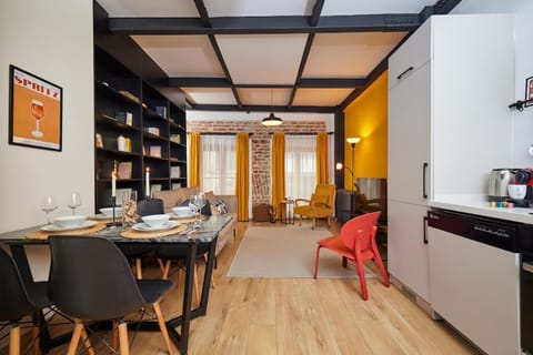 Library, Coffee/tea facilities, Kitchen or kitchenette, Living room, Dining area