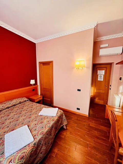 Bed, Photo of the whole room, Bedroom, internet
