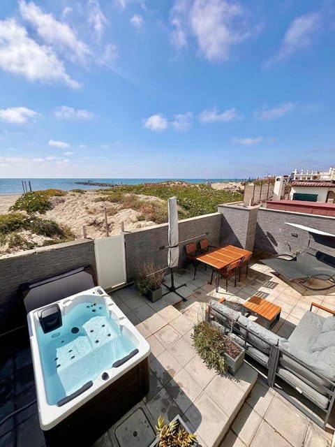 Property building, Facade/entrance, Garden, Garden, Hot Tub, Hot Tub, Spa and wellness centre/facilities, Sea view