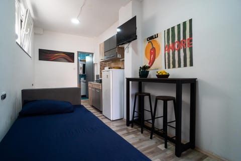 Bed, TV and multimedia, Living room, Photo of the whole room, Dining area, oven