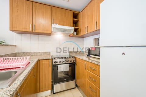 Kitchen or kitchenette, microwave, oven, stove