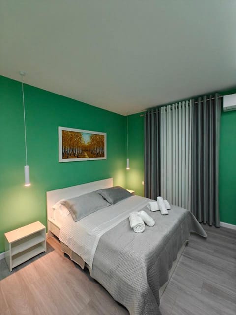 Bed, TV and multimedia, Bedroom, towels, air conditioner
