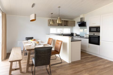 Lost Shore Surf Resort Nature lodge in Scotland