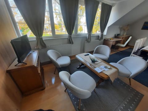 Communal lounge/ TV room, TV and multimedia, Living room, Photo of the whole room, Seating area, heating, internet, air conditioner