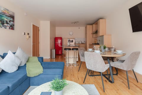 TV and multimedia, Kitchen or kitchenette, Living room, Dining area, oven