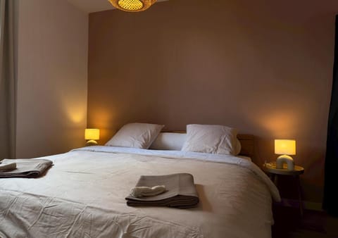 Bed, Photo of the whole room, Bedroom, towels