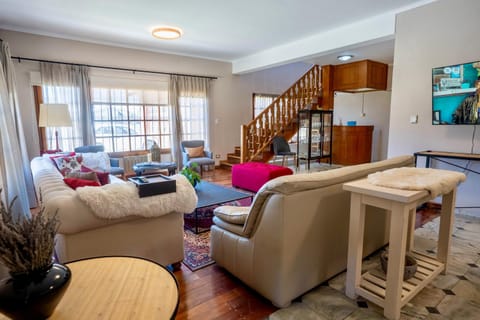 TV and multimedia, Kitchen or kitchenette, Living room, Seating area